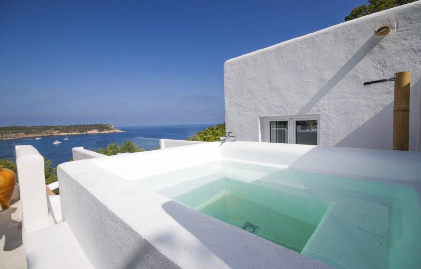 vistas al mar desde el jacuzzi en Ibiza