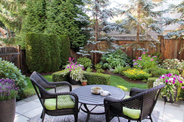 Jardín pequeño con muebles y plantas