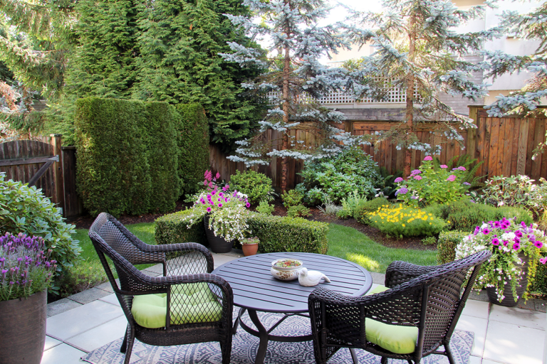 Jardín pequeño con muebles y plantas