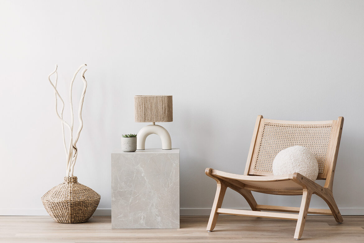 Sala con muebles originales como una silla y una mesita de cemento