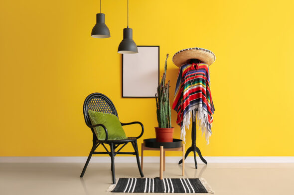 Habitación con poncho estilo mexicano colgado en perchero