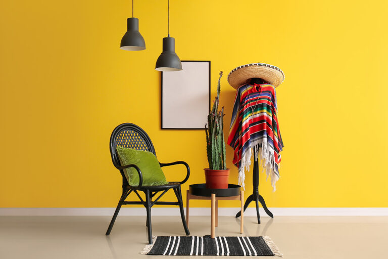 Habitación con poncho estilo mexicano colgado en perchero