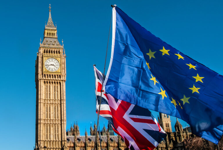 Banderas de Europa e Inglaterra junto al Big Ben, simbolizando el Brexit