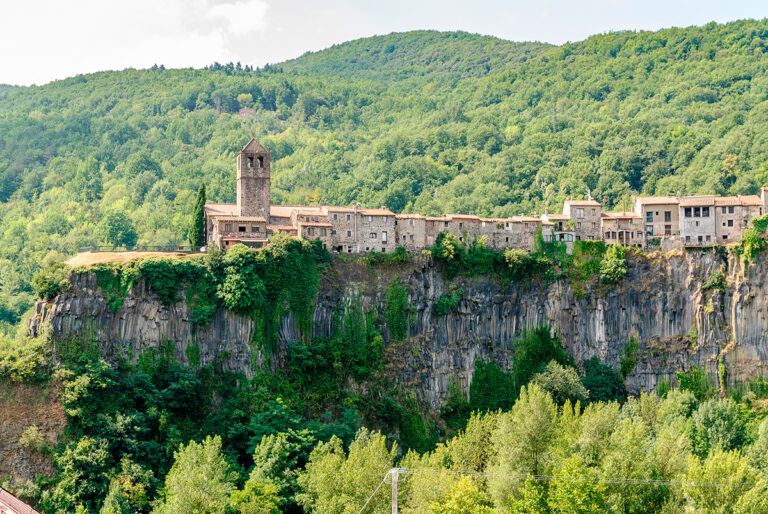 Vista panorámica de Castellfollit de la Roca y el corte en la roca sobre el que se asienta