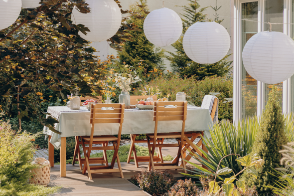 Jardín decorado con plantas y guirnaldas