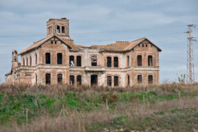 Vista frontal del Cortijo Jurado en estado deteriorado