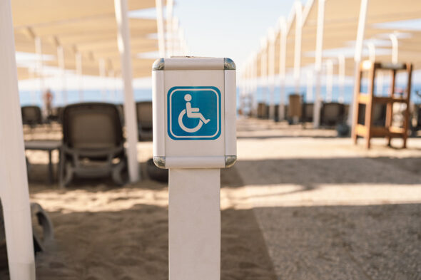 Playa accesible con tótem, sombrillas y pasarela