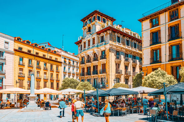 Plaza con terrazas de bar en el centro de Madrid