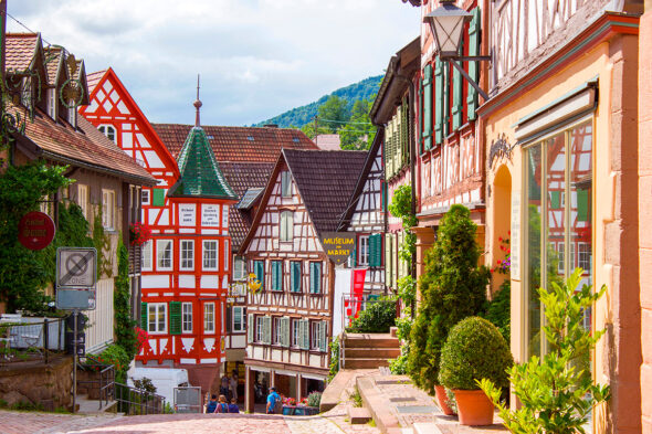 Casas típicas de pueblo de la Selva Negra de Alemania