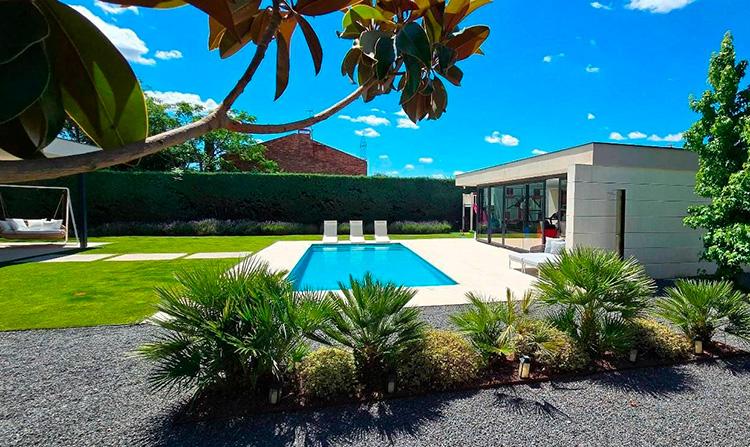 Piscina de un chalet de lujo en Boadilla del Monte