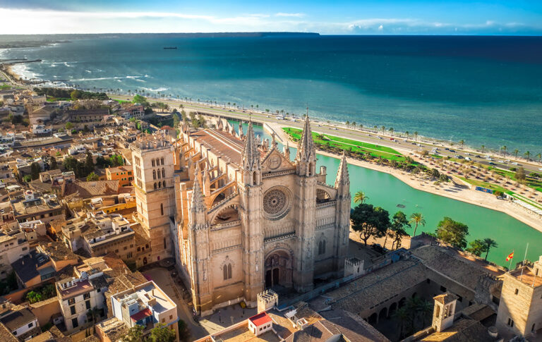 Exterior de la catedral de Mallorca, con el mar al fondo