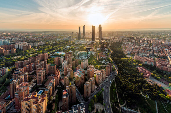 Foto aérea de Madrid, la ciudad más grande de España, con las 4 torres al fondo