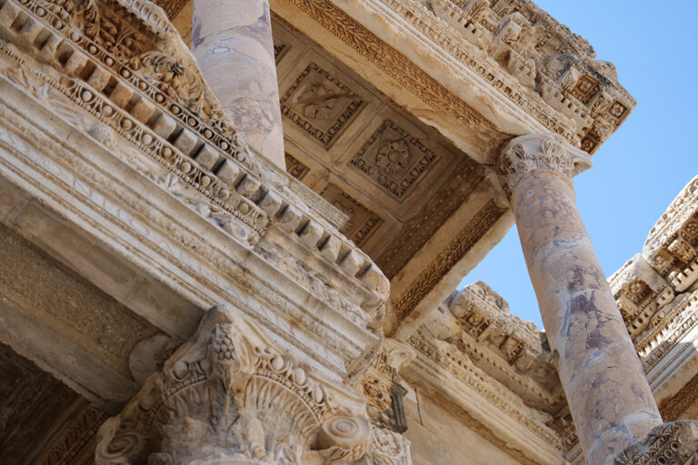 Columnas y dinteles griegos de mármol