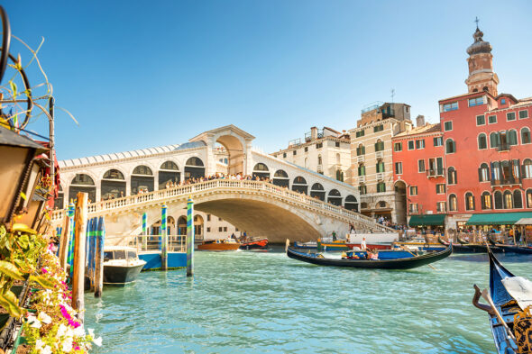 Puente de Venecia, con Góndolas delante