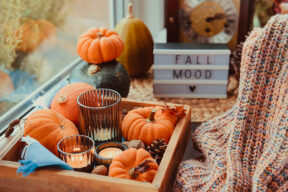 Mesa con decoración de otoño