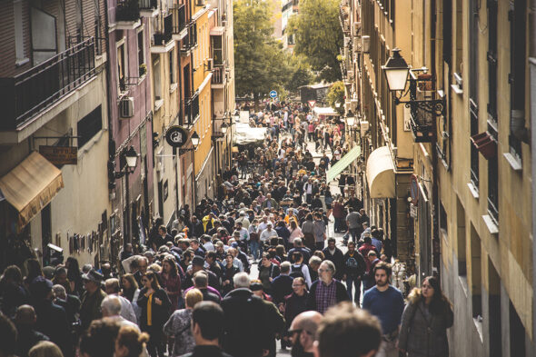 Personas paseando por El Rastro de Madrid