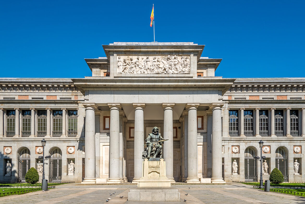 Fachada del Museo del Prado con la estatua de Velázquez en primer plano