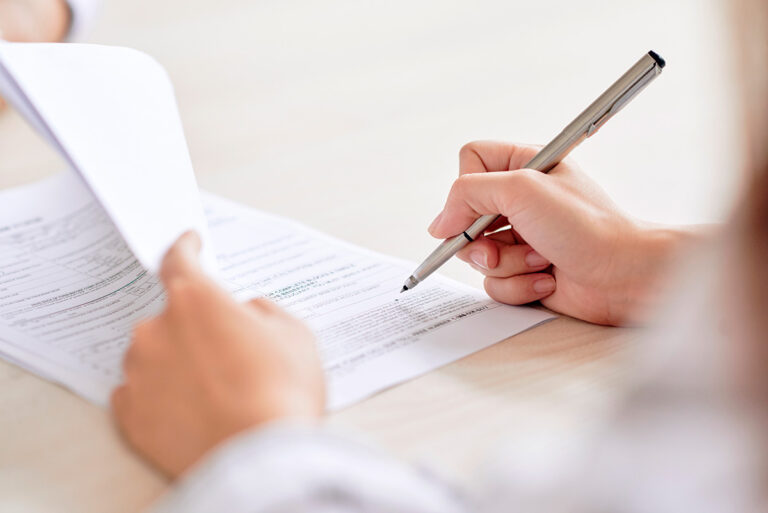 Persona firmando un contrato de arrendamiento