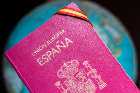 Pasaporte español que simboliza la Golden Visa