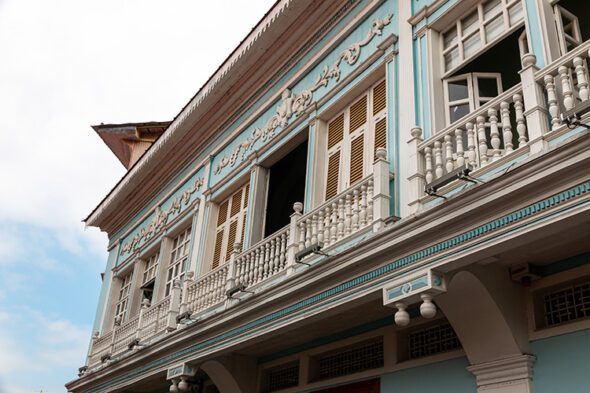 Fachada de edificio en estilo colonial