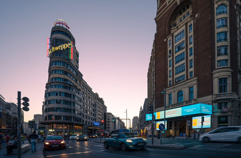 Imagen de la Gran Vía, calle en la que se concentran los grandes teatros de Madrid