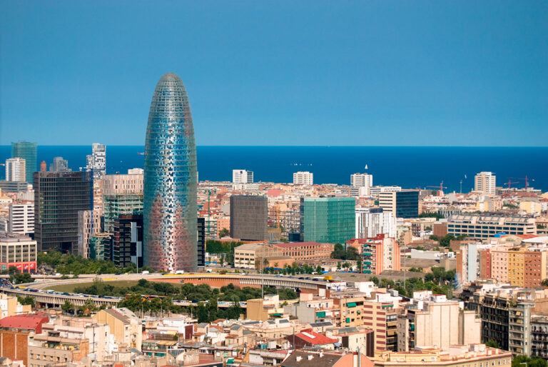 Skyline de Barcelona con la Torre Agbar