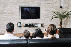 A qué altura colgar la televisión en la pared