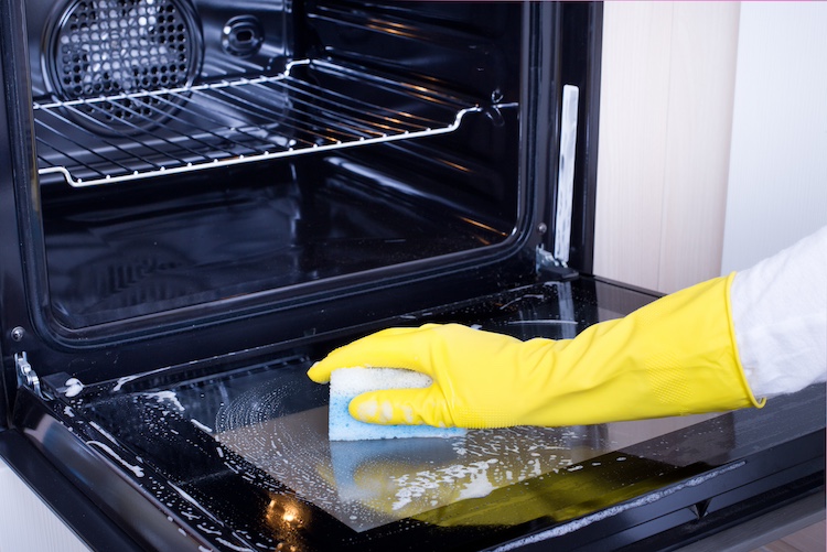 Cómo limpiar el horno si tiene grasa quemada