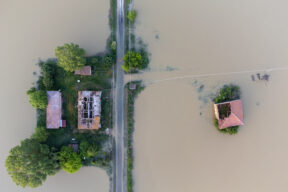 Cómo limpiar la casa de barro tras una inundación