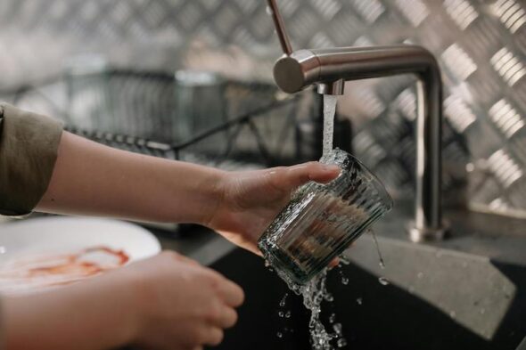 Es peligroso utilizar lejía para lavar los platos a mano