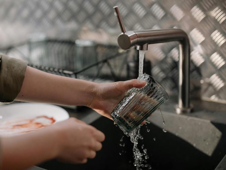 Es peligroso utilizar lejía para lavar los platos a mano