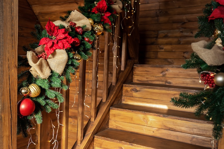 Cómo decorar las escaleras de casa por Navidad