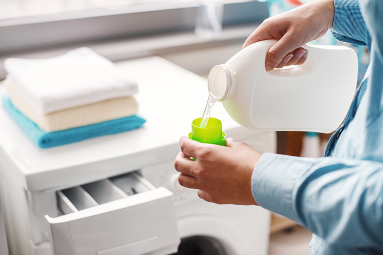 Cómo usar detergentes y suavizantes en la lavadora para cuidar la ropa