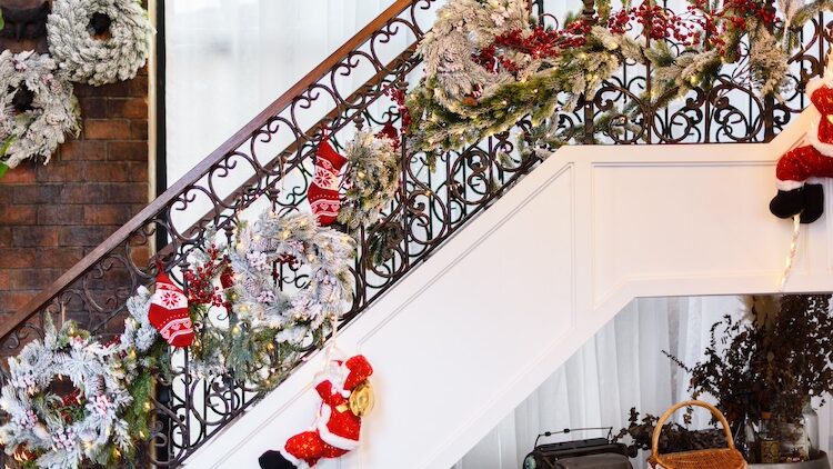 Decorar las escaleras de casa por Navidad