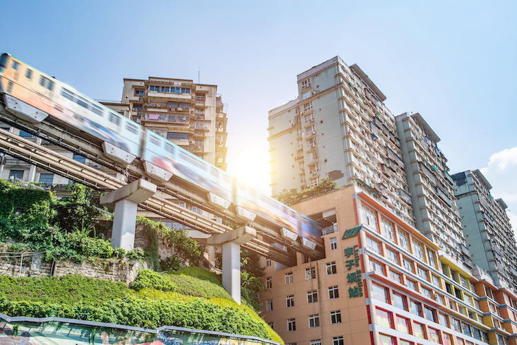 En China, un metro atraviesa un edificio de apartamentos