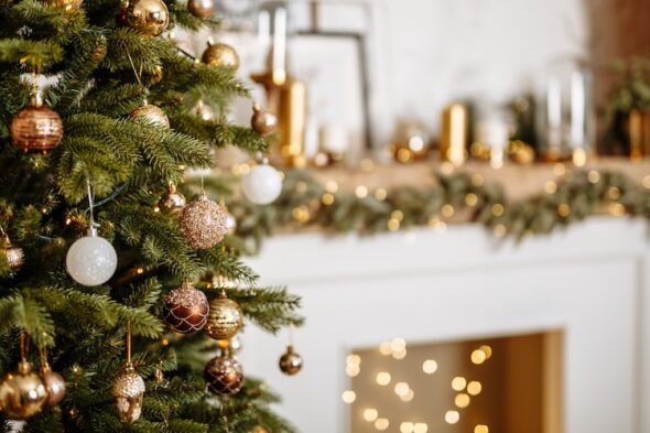 Cómo colocar las bolas en el árbol de Navidad: 5 consejos útiles