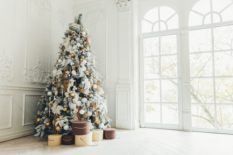 Cómo decorar un árbol de Navidad blanco o nevado