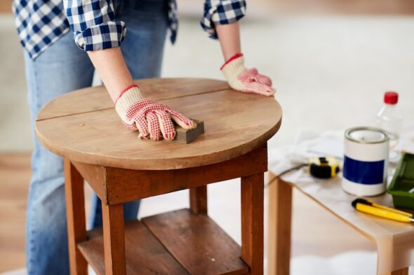 Cómo barnizar y renovar un mueble de formica