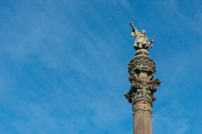 Dónde señala la estatua de Colón de Barcelona