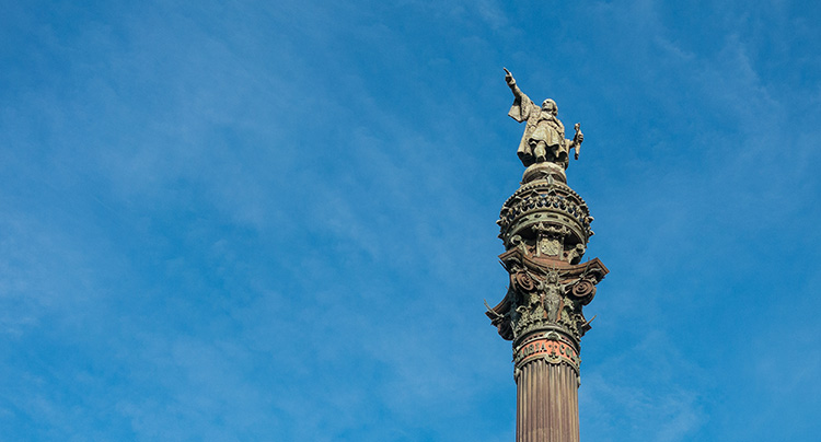 Dónde señala la estatua de Colón de Barcelona