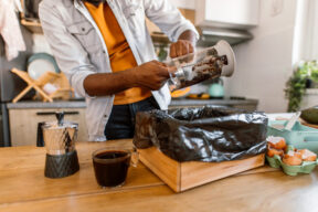 Cómo utilizar los posos del café para abonar las plantas