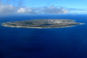 La isla de Nauru vende pasaportes para financiar sus obras